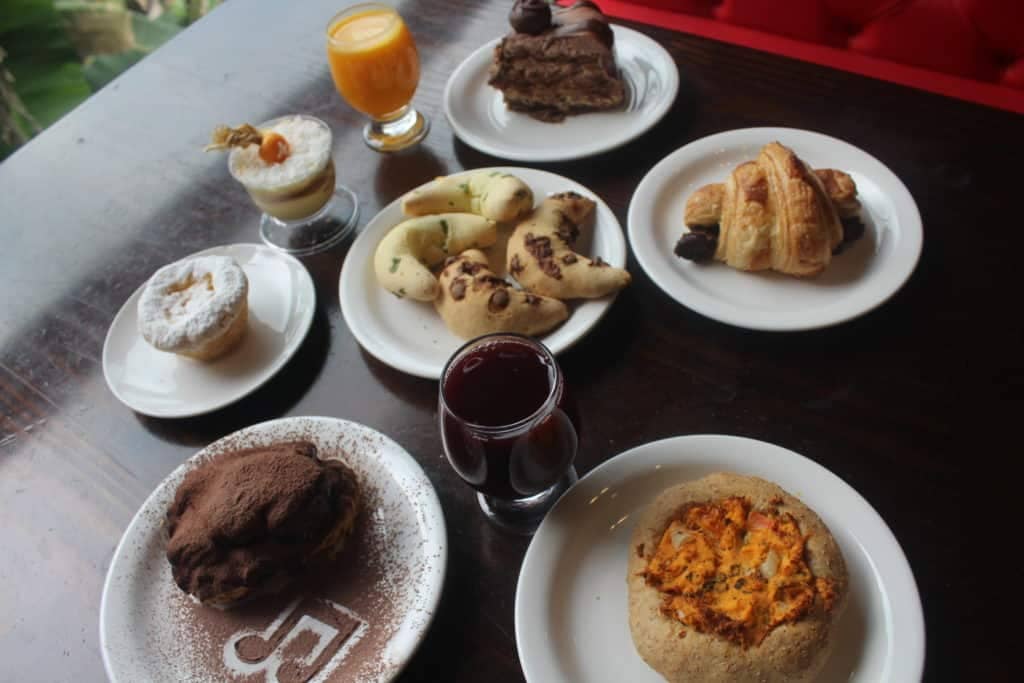 Almoço e tradicional café na Padaria e Restaurante São Marcos durante