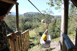 Diversão e muita emoção na tirolesa do Aguaí Santuário Ecológico