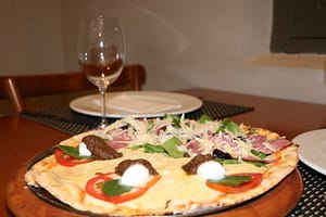 Pizza, vinho e uma viagem de sabores e história na Casa do Chico