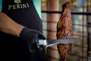 Com cortes de carnes nobres, desfrute de um delicioso espeto corrido no Restaurante Ghellere